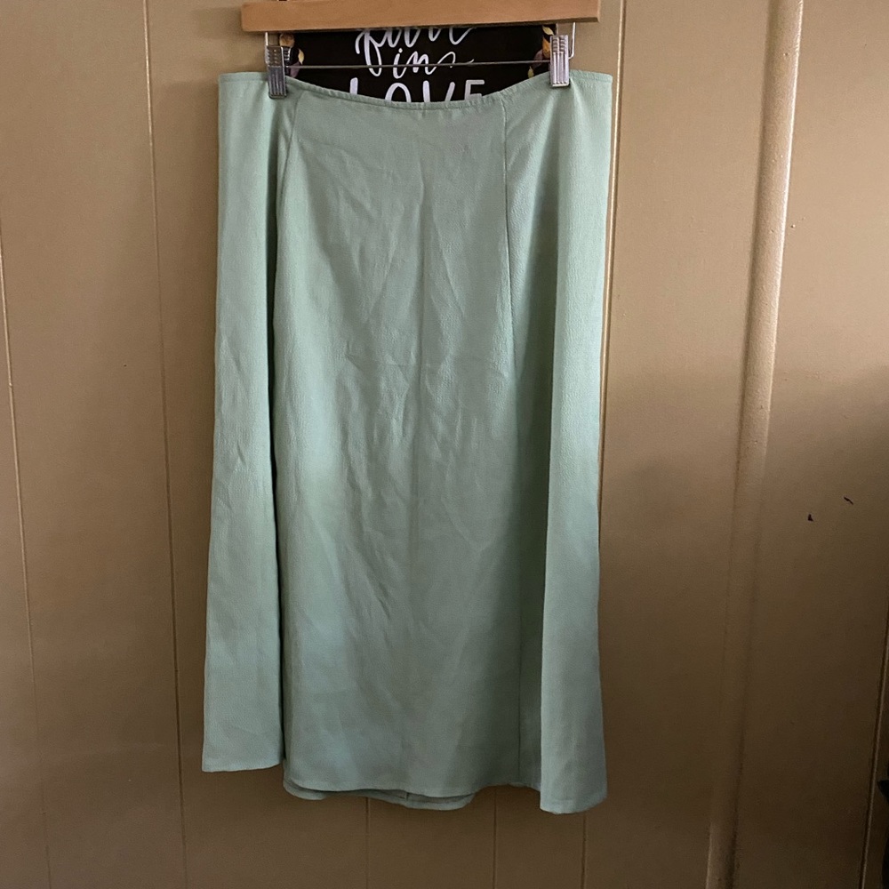 MIDI SKIRT WITH SLIT AND ZIPPER